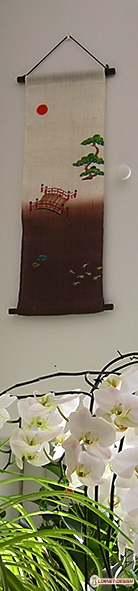 Kakejiku (Kakemono) réalisé à l'atelier Yuzen de M. Nishimura Yoshio (Kyoto 2015). Technique du pochoir. Kakejiku (Kakemono) réalisé à l'atelier Yuzen de M. Nishimura Yoshio (Kyoto 2015). Technique du pochoir.